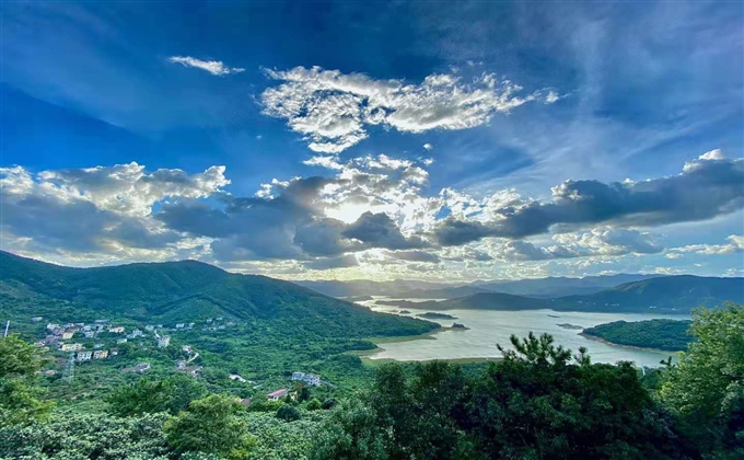 天如碧海，云似輕舟