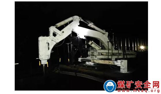 綜采工作面運輸系統大塊煤矸破碎裝置
