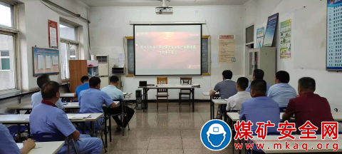 淮北礦業桃園煤礦通風區組織干部職工學習《生命重于泰山》專題片