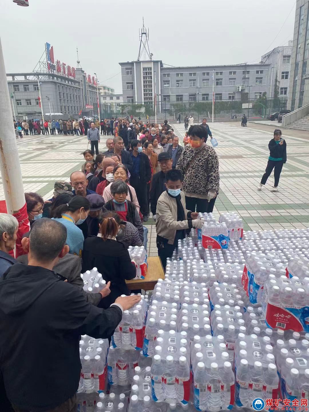 兩渡煤業部分商戶向受災群眾捐贈生活物資