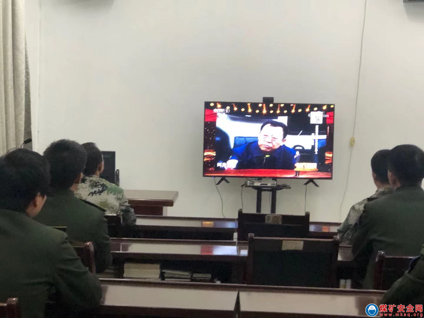 蒲白救護消防大隊黃陵礦區中隊組織全體指戰員觀看“時代楷?！毙の娜逑冗M事跡