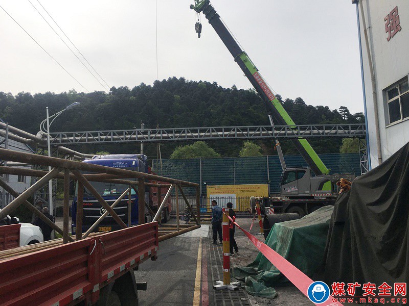蒲白煤化運營公司 緊盯彩鋼更換現場 保障職工人身安全
