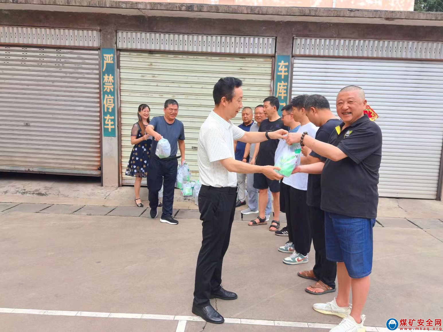川煤集團華榮能源 廣元信息分公司工會 開展“夏送清涼 關愛同行”活動